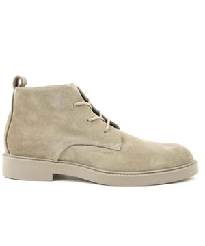Dit gave artikel van Hinson koop je nu in de sale in onze Hinson outlet op V&D!
De Baetenberg Chukka 93s001 van Hinson is een echte blikvanger. De Baetenberg Chukka 93s001 is uitgevoerd in de kleur TAUPE. Bekijk ook onze overige collectie van Hinson onze webshop!