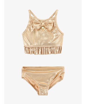 
Stijlvolle metallic bikini voor meisjes in goud met ruches. De bikini heeft een prachtige strik van dezelfde stof met onze iconische gouden hartbedel en verstelbare bandjes aan de bovenkant. Badkleding volledig gevoerd en gemaakt van SPF 50-stof voor optimale bescherming tegen de zon.