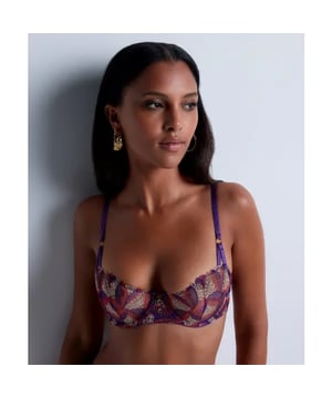 
De Life Celebration beugelbeha met halve cups geeft de buste subtiel vorm en creëert een sexy decolleté. Hij is voorzien van bijzondere borduursels in kleurrijke patronen, verfijnde, glinsterende lurexdraadjes, een gouden bedeltje tussen de cups en bandjes die aan de basis in tweeën splitsen, voor een comfortabele bh die perfect is voor dagelijks gebruik.