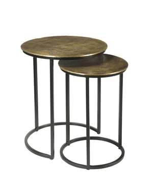 
Voeg een vleugje luxe toe aan je interieur met de Livingfurn Cast Iron Beau Gold bijzettafel set. Deze set van twee accenttafels is perfect om een elegante en stijlvolle sfeer te creëren in elke ruimte. De tafels zijn niet alleen functioneel, maar ook een echte eyecatcher dankzij de prachtige antique gouden finish en het strakke metalen onderstel.De Livingfurn Beau Gold bijzettafels zijn vervaardigd met een robuust, gegoten metalen blad en een stevig metalen frame. Dit garandeert een lange levensduur en maakt de tafels geschikt voor dagelijks gebruik. De set bestaat uit twee tafels van verschillende afmetingen, waardoor je flexibel bent in de plaatsing en indeling. Gebruik ze in de woonkamer naast de bank, in de slaapkamer als nachtkastjes, of als decoratieve elementen in elke andere ruimte. De gouden kleur en het Hotel Chique design passen perfect in een modern of klassiek interieur.MerkLivingfurnType productBijzettafel / AccenttafelModelCast Iron Beau GoldAantal tafels2MateriaalMetaalAfwerkingAntique GoudKleurGoud / GeelAfmetingen Tafel AH55 x B45 x D45 cmAfmetingen Tafel BH50 x B35 x D35 cmVormRondGewicht6 kgType potenDriepootStijlHotel ChiqueExtra kenmerkenRobuust gegoten metalen blad, elegant metalen onderstel