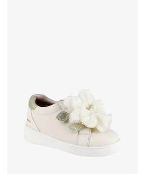 
Maak je outfit helemaal af met de Mayoral Sneakers in de kleur Natural. De sneakers hebben een klittenband sluiting met een grote bloem en goudkleurige details.