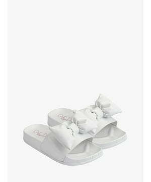 
De Adee Bowty Slippers in de kleur Bright White hebben een poofy strik. Maak je Adee outfit helemaal af met deze bijpassende slippers. Adee slippers vallen klein, we adviseren een maat groter. 