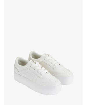 
De Adee Patty Sneakers in de kleur Wit hebben een hoge zool en een vetersluiting. De sneakers kun je perfect combineren met de bijpassende Adee outfit.