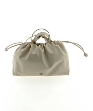 De Mexx River tas is een must-have voor liefhebbers van minimalistisch design.Deze tas straalt rust en klasse uit, met een tijdloze uitstraling die overal bijpast. Dankzij het stevige materiaal en de slimme vakken blijft alles netjes opzijn plek. Een stijlvolle én praktische keuze voor elke dag.