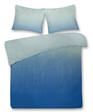 
Droom heerlijk weg onder dit prachtige DoubleDry My Design dekbedovertrek! Dit tweepersoons dekbedovertrek in een rustgevende blauwe kleur geeft je slaapkamer direct een frisse en stijlvolle uitstraling. Gemaakt van 100% katoen, staat dit overtrek garant voor een comfortabele en goede nachtrust. De set wordt geleverd met twee bijpassende kussenslopen, waardoor je bed er altijd perfect uitziet.Het DoubleDry dekbedovertrek is niet alleen mooi, maar ook praktisch. Het ademende katoen zorgt voor een optimale vochtregulatie, waardoor je het nooit te warm of te koud hebt. De flessenhals instopstrook van 20 cm maakt het gemakkelijk om het overtrek netjes onder je matras te stoppen. Bovendien is het overtrek eenvoudig te onderhouden: het kan gewoon in de wasmachine op 60°C en is geschikt voor de droger op een lage temperatuur. Geniet van het comfort en de kwaliteit van dit prachtige katoenen dekbedovertrek!KleurBlauwMateriaalKatoenAfmetingen200 cm breed x 200 cm langAfmetingen kussensloop60 cm breed x 70 cm langAantal kussenslopen2DoelgroepVolwassenenDessinEffenDraaddichtheid144GeslachtUnisexInclusief instopstrookJaLengte instopstrook20 cmMet borduurselNeeSeizoenscollectieNever out of stockSeizoensjaarNever out of stockSpeciaal voor kinderenNeeStrijkvoorschriftNeeType instopstrookFlessenhals instopstrookWasvoorschriftMachinewas 60 °C | Drogen op lage temperatuurGeschikt voor wasdrogerJaMaatvoeringTweepersoonsGewicht1.44 kgAfmetingen verpakking (HxBxL)4 cm x 26 cm x 37 cm