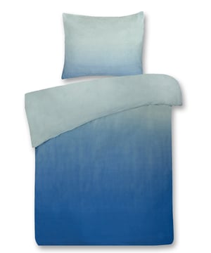 
Droom heerlijk weg onder het DoubleDry My Design dekbedovertrek, gemaakt van 100% zacht katoen. Dit eenpersoons dekbedovertrek in een rustgevende blauwe kleur brengt een frisse en tijdloze sfeer in je slaapkamer. Geniet van een comfortabele nachtrust dankzij de ademende en vochtregulerende eigenschappen van katoen. Dit overtrek is niet alleen mooi, maar ook praktisch in gebruik.Het dekbedovertrek heeft een afmeting van 140x200 cm en wordt geleverd met één kussensloop van 60x70 cm. De flessenhals instopstrook van 20 cm, die aan beide zijden zit, zorgt ervoor dat je dekbed goed op zijn plaats blijft. Het effen dessin maakt het makkelijk te combineren met andere accessoires in je slaapkamer. Bovendien is het overtrek makkelijk te onderhouden: het kan gewoon in de wasmachine op 60°C en is geschikt voor de droger op een lage temperatuur. Hoewel het overtrek niet strijkvrij is, is het onderhoud verder erg eenvoudig.KleurBlauwMateriaalKatoenAfmeting140x200 cmMaatvoeringEenpersoonsLengte instopstrook20 cmDubbelzijdige instopstrookJaType instopstrookFlessenhals instopstrookDraaddichtheid144PatroonEffenWasvoorschriftMachinewas 60 °C | Drogen op lage temperatuurWasbaarJaGeschikt voor wasdrogerJaStrijkvrijNeeAantal kussenslopen1VerpakkingsinhoudDekbedovertrek + 1 kussensloopBreedte kussensloop60 cmDoelgroepVolwassenenGeslachtUnisexInclusief instopstrookJaLengte kussensloop70 cmMet borduurselNeeSeizoenscollectieNever out of stockSeizoensjaarNever out of stockSpeciaal voor kinderenNeeGeschikt voor dekbedmaatEenpersoonsBreedte140 cmLengte200 cmGewicht0.97 kgPackaging Height4 cmPackaging Width26 cmPackaging Length37 cm