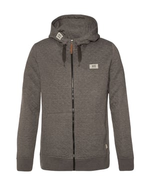 
We introduceren met trots de Oxfordy full zip hoodie van Protest, een opvallende verschijning in de moderne mannengarderobe. Dit assertieve ontwerp voegt een verfijnde stedelijke touch toe aan casual streetwear, met een balans tussen moeiteloze coolheid en hoogwaardige materialen. Eén van de voornaamste voordelen van dit stuk is de textuur die het met zich meebrengt, vervaardigd uit een unieke gewatteerde stof om een hedendaagse, gewatteerde look te creëren. In de kleur grijs fungeert deze hoodie bovendien als een neutraal kledingstuk dat gemakkelijk combineert met je huidige garderobe. Voor het gemak is de Oxfordy hoodie voorzien van een full-zip sluiting, ideaal voor laagjesoutfits of snel aantrekken op koude ochtenden. De vaste capuchon met dikke, geweven koordsluiting voegt een extra vleugje stijl toe, terwijl de ruime kangeroepockets aan de zijkant functionaliteit bieden. Voor een nette, gepolijste afwerking zijn er geribbelde boorden bij de manchetten en de onderzoom. Vervaardigd