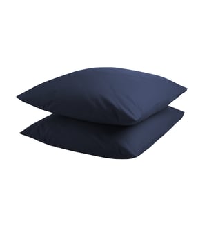 
Geniet van een heerlijke nachtrust met deze DoubleDry kussenslopen set! Deze set van twee marineblauwe kussenslopen is gemaakt van 100% natuurlijk katoen en voelt heerlijk zacht aan op je huid. De ademende stof zorgt voor een comfortabele temperatuur gedurende de hele nacht, waardoor je uitgerust wakker wordt. Perfect voor volwassenen die waarde hechten aan comfort en kwaliteit.Deze kussenslopen hebben een afmeting van 60x70 cm en passen perfect om de meeste standaard kussens. De effen marineblauwe kleur geeft een stijlvolle en rustige uitstraling aan je slaapkamer. Met een draaddichtheid van 144 zijn deze kussenslopen duurzaam en slijtvast. Ze zijn eenvoudig te onderhouden, machinewasbaar op 60°C en geschikt voor de droger op een lage temperatuur. Bovendien worden ze geleverd met een fabrieksgarantie van 1 jaar.KleurNavy BlauwMateriaalKatoenAfmeting (L x B)60 cm x 70 cmGewicht0.34 kgAantal stuks in verpakking2 stuk(s)DoelgroepVolwassenenSpeciaal voor kinderenNeeTaal handleidingDuits | Frans | Engels | NederlandsDraaddichtheid144PatroonEffenWasvoorschriftMachinewas 60 °CGeschikt voor wasdrogerJaStrijkvrijNeeAnti-allergieNeeFabrieksgarantie termijn1 jaarAfmetingen verpakking (L x B x H)30 cm x 25 cm x 2 cm
