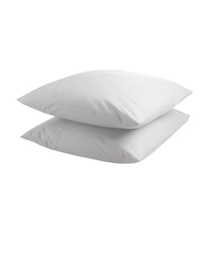 
Geniet van een heerlijke nachtrust met de DoubleDry kussenslopen. Deze set van twee witte kussenslopen, gemaakt van 100% natuurlijk katoen, biedt comfort en een zacht gevoel tegen je huid. De ademende stof zorgt voor een optimale luchtcirculatie, waardoor je de hele nacht koel en comfortabel blijft. Perfect voor volwassenen die waarde hechten aan kwaliteit en een goede nachtrust.Deze effen witte kussenslopen passen perfect in elke slaapkamerstijl. Het natuurlijke katoen met een draaddichtheid van 144 is zacht, duurzaam en onderhoudsvriendelijk. Ze zijn geschikt voor de wasdroger en kunnen gewassen worden op 60°C. Met een afmeting van 60x70 cm passen ze op de meeste standaard kussens. Bovendien zijn ze verantwoordelijk geproduceerd, waardoor je met een gerust hart kunt slapen.KleurWitMateriaalKatoenAfmetingen60 x 70 cmAantal stuks in verpakking2 stuk(s)DoelgroepVolwassenenGeschikt voor wasdrogerJaPatroonEffenProduct breedte70 cmProduct lengte60 cmSoort productKussensloopWasbaarJaWasvoorschriftMachinewas 60 °CDraaddichtheid144Gewicht0.34 kgFabrieksgarantie termijn1 jaarTaal handleidingDuits | Frans | Engels | NederlandsVerpakking breedte25 cmVerpakking hoogte2 cmVerpakking lengte30 cmVerpakkingsgewicht0.34 kg