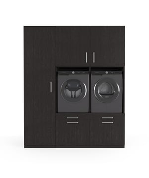 
Ben je op zoek naar een wasmachine kast die praktisch is én je wasruimte een strakke, georganiseerde uitstraling geeft? Met ons modulaire systeem stel je eenvoudig jouw ideale opstelling samen – perfect afgestemd op jouw ruimte en wensen.   De kernmodule – de kast waar de wasmachine en droger in komen – is gemaakt van water- en vochtbestendig multiplex. Deze stevige basis garandeert veiligheid en stabiliteit, zelfs bij intensief gebruik. De bijbehorende zij- en bovenkasten zijn vervaardigd uit hoogwaardig MDF, wat zorgt voor een luxe uitstraling en langdurige kwaliteit.   Draagvermogen van 400 kg – veilig voor zware machines Kiepzekering – voorkomt verschuiven of uitvallen Ventilatierooster – voorkomt oververhitting Modulair systeem – stel jouw ideale opstelling samen 10 cm leidingruimte – strak tegen de muur te plaatsen Uitschuifbaar plateau en opberglade – extra praktisch Verstelbare stalen pootjes – stabiel op elke vloer Ergonomische werkhoogte (65 cm) – geen gebuk meer Trillingsabsorberend en geluidsdempend ontwerp   De wasmachinekast is uitgerust met een ventilatierooster dat de warmte van draaiende machines veilig afvoert. Dankzij het extra sterke frame heeft de kast een draagvermogen van maar liefst 400 kg – ruim voldoende voor een wasmachine én droger. Daarnaast voorkomt een ingebouwde kiepzekering dat apparaten kunnen verschuiven of uit de kast vallen.   Deze wasmachine meubel is volledig modulair. Je kunt meerdere onderdelen eenvoudig koppelen: van extra opberglades en bovenkasten tot werkbladen en zijmodules. Hierdoor creëer je precies de opstelling die jij nodig hebt. Alle modules zijn naadloos met elkaar te verbinden, wat zorgt voor een strak geheel.   Achter de kast is 10 cm ruimte voorzien om leidingen netjes weg te werken. Dankzij de verstelbare stalen pootjes is elke kast stabiel af te stellen, zelfs op ongelijke vloeren. De kernkast is voorzien van een uitschuifbaar plateau en een ruime opberglade, zodat je altijd extra werkruimte en opslag hebt.   De kast wasmachine droger plaatst jouw apparaten op een hoogte van 65 cm – de meest ideale werkhoogte volgens experts. Dit voorkomt bukken en maakt het in- en uitladen van wasgoed veel comfortabeler. Daarnaast is het ontwerp geluidsdempend en trillingsabsorberend, wat bijdraagt aan een stillere wasbeurt.Materiaal: MultiplexKleur: ZwartAfmetingen: 1900*700*2350 (L*B*H)