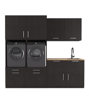 
Ben je op zoek naar een wasmachine kast die praktisch is én je wasruimte een strakke, georganiseerde uitstraling geeft? Met ons modulaire systeem stel je eenvoudig jouw ideale opstelling samen – perfect afgestemd op jouw ruimte en wensen.   De kernmodule – de kast waar de wasmachine en droger in komen – is gemaakt van water- en vochtbestendig multiplex. Deze stevige basis garandeert veiligheid en stabiliteit, zelfs bij intensief gebruik. De bijbehorende zij- en bovenkasten zijn vervaardigd uit hoogwaardig MDF, wat zorgt voor een luxe uitstraling en langdurige kwaliteit.   Draagvermogen van 400 kg – veilig voor zware machines Kiepzekering – voorkomt verschuiven of uitvallen Ventilatierooster – voorkomt oververhitting Modulair systeem – stel jouw ideale opstelling samen 10 cm leidingruimte – strak tegen de muur te plaatsen Uitschuifbaar plateau en opberglade – extra praktisch Verstelbare stalen pootjes – stabiel op elke vloer Ergonomische werkhoogte (65 cm) – geen gebuk meer Trillingsabsorberend en geluidsdempend ontwerp   De wasmachinekast is uitgerust met een ventilatierooster dat de warmte van draaiende machines veilig afvoert. Dankzij het extra sterke frame heeft de kast een draagvermogen van maar liefst 400 kg – ruim voldoende voor een wasmachine én droger. Daarnaast voorkomt een ingebouwde kiepzekering dat apparaten kunnen verschuiven of uit de kast vallen.   Deze wasmachine meubel is volledig modulair. Je kunt meerdere onderdelen eenvoudig koppelen: van extra opberglades en bovenkasten tot werkbladen en zijmodules. Hierdoor creëer je precies de opstelling die jij nodig hebt. Alle modules zijn naadloos met elkaar te verbinden, wat zorgt voor een strak geheel.   Achter de kast is 10 cm ruimte voorzien om leidingen netjes weg te werken. Dankzij de verstelbare stalen pootjes is elke kast stabiel af te stellen, zelfs op ongelijke vloeren. De kernkast is voorzien van een uitschuifbaar plateau en een ruime opberglade, zodat je altijd extra werkruimte en opslag hebt.   De kast wasmachine droger plaatst jouw apparaten op een hoogte van 65 cm – de meest ideale werkhoogte volgens experts. Dit voorkomt bukken en maakt het in- en uitladen van wasgoed veel comfortabeler. Daarnaast is het ontwerp geluidsdempend en trillingsabsorberend, wat bijdraagt aan een stillere wasbeurt.Materiaal: MultiplexKleur: ZwartAfmetingen: 2500*700*2350 (L*B*H)