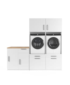 
Ben je op zoek naar een wasmachine kast die praktisch is én je wasruimte een strakke, georganiseerde uitstraling geeft? Met ons modulaire systeem stel je eenvoudig jouw ideale opstelling samen – perfect afgestemd op jouw ruimte en wensen.   De kernmodule – de kast waar de wasmachine en droger in komen – is gemaakt van water- en vochtbestendig multiplex. Deze stevige basis garandeert veiligheid en stabiliteit, zelfs bij intensief gebruik. De bijbehorende zij- en bovenkasten zijn vervaardigd uit hoogwaardig MDF, wat zorgt voor een luxe uitstraling en langdurige kwaliteit.   Draagvermogen van 400 kg – veilig voor zware machines Kiepzekering – voorkomt verschuiven of uitvallen Ventilatierooster – voorkomt oververhitting Modulair systeem – stel jouw ideale opstelling samen 10 cm leidingruimte – strak tegen de muur te plaatsen Uitschuifbaar plateau en opberglade – extra praktisch Verstelbare stalen pootjes – stabiel op elke vloer Ergonomische werkhoogte (65 cm) – geen gebuk meer Trillingsabsorberend en geluidsdempend ontwerp   De wasmachinekast is uitgerust met een ventilatierooster dat de warmte van draaiende machines veilig afvoert. Dankzij het extra sterke frame heeft de kast een draagvermogen van maar liefst 400 kg – ruim voldoende voor een wasmachine én droger. Daarnaast voorkomt een ingebouwde kiepzekering dat apparaten kunnen verschuiven of uit de kast vallen.   Deze wasmachine meubel is volledig modulair. Je kunt meerdere onderdelen eenvoudig koppelen: van extra opberglades en bovenkasten tot werkbladen en zijmodules. Hierdoor creëer je precies de opstelling die jij nodig hebt. Alle modules zijn naadloos met elkaar te verbinden, wat zorgt voor een strak geheel.   Achter de kast is 10 cm ruimte voorzien om leidingen netjes weg te werken. Dankzij de verstelbare stalen pootjes is elke kast stabiel af te stellen, zelfs op ongelijke vloeren. De kernkast is voorzien van een uitschuifbaar plateau en een ruime opberglade, zodat je altijd extra werkruimte en opslag hebt.   De kast wasmachine droger plaatst jouw apparaten op een hoogte van 65 cm – de meest ideale werkhoogte volgens experts. Dit voorkomt bukken en maakt het in- en uitladen van wasgoed veel comfortabeler. Daarnaast is het ontwerp geluidsdempend en trillingsabsorberend, wat bijdraagt aan een stillere wasbeurt.Materiaal: MultiplexKleur: WitAfmetingen: 2200*700*2110 (L*B*H)
