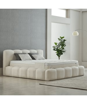 
Boxspring met opbergruimte Kaona De Boxspring met opbergruimte Kaona is ontworpen om zowel esthetisch als praktisch te zijn. Verkrijgbaar in de maten 140x200 cm, 160x200 cm en 180x200 cm, past dit bed eenvoudig in diverse slaapkamerindelingen. De elegante witte kleur maakt het gemakkelijk te combineren met verschillende interieurstijlen. Het bed heeft een stevig hoofdbord van 103 cm hoog, wat zorgt voor extra steun tijdens zitten of lezen in bed. Het hoofdbord heeft dezelfde breedte als het bed en biedt, dankzij de zachte bekleding, extra comfort. De Kaona heeft een comfortabele instaphoogte van 54 cm, wat het in- en uitstappen gemakkelijk maakt. Het bed beschikt over een pocketveringmatras van hoge kwaliteit, dat optimale ondersteuning biedt. De matras van 30 cm dik, gecombineerd met een ademende HR-koudschuimlaag, zorgt voor uitstekende ondersteuning en comfortabel slapen. Een opvallend voordeel van de Boxspring Kaona is de ruime, geïntegreerde opbergruimte onder het matras. DankzijSpecificatiesinclusief Pocketvering Hybride Matras 30 cmMateriaal: StaalKleur: WitAfmetingen: 180x200 cm