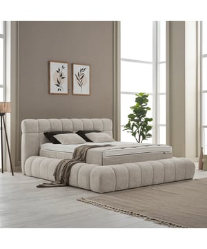 
Boxspring met opbergruimte Raina De Boxspring met opbergruimte Raina biedt een perfecte combinatie van stijl, comfort en functionaliteit. Met afmetingen van 200×140×103 cm en verkrijgbaar in 140×200, 160×200 en 180×200 cm past de Raina in elke slaapkamer. Het elegante witte design voegt een verfijnde uitstraling toe aan ieder interieur. De Raina is voorzien van een stevig hoofdbord van 103 cm hoog en 20 cm dik, 40 cm breder dan het bed. Dit biedt extra steun en comfort tijdens lezen of ontspannen in bed. De instaphoogte van 54 cm maakt in- en uitstappen eenvoudig en comfortabel. Het pocketveringmatras met HR-koudschuim afdeklaag zorgt voor uitstekende ondersteuning en past zich aan de contouren van het lichaam aan. Met een matrashoogte van 30 cm geniet je van ultiem slaapcomfort en optimale ventilatie. De ruime opbergruimte onder het bed is ideaal voor extra beddengoed, kussens of seizoenskleding. Dankzij de slimme indeling blijft alles netjes uit het zicht en blijft je slaapkamerSpecificatiesinclusief Pocketvering Hybride Matras 30 cmMateriaal: StaalKleur: TaupeAfmetingen: 140x200 cm