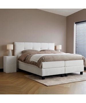 
Boxspring Grizzly De Boxspring Grizzly combineert luxe, comfort en stijl in één compleet slaapsysteem. De zachte witte teddy stof en het strakke design geven elke slaapkamer een elegante en moderne uitstraling. Verkrijgbaar in diverse maten zoals 140×200, 160×200, 160×210, 180×200 en 180×210 cm, past de Grizzly perfect in iedere ruimte en naar wens. Het 19 cm dikke pocketveringmatras biedt uitstekende ondersteuning en bewegingsvrijheid. Dankzij de koudschuim afdeklaag geniet je van optimale ventilatie en slaap je koel en comfortabel. De standaard meegeleverde topper met een kern van 5 cm koudschuim zorgt voor extra comfort en ondersteuning. De topper is afritsbaar en wasbaar, ideaal voor een hygiënisch en fris bed. De robuuste hardebox van 22 cm hoog, vervaardigd uit hoogwaardig hout, biedt stabiliteit en vormt een stevige basis voor jarenlang slaapcomfort. De 12 cm hoge poten zorgen voor een comfortabele instap en een elegante uitstraling. Extra praktisch: de Boxspring Grizzly biedt opbergruimte, waardoor je slaapkamer altijd opgeruimd blijft. Het luxe hoofdbord is 115 cm hoog, 15 cm dik en steekt 20 cm uit aan beide zijden, wat bijdraagt aan de stoere en stijlvolle uitstraling van het bed. De duurzame materialen zorgen ervoor dat de Grizzly zijn vorm en kwaliteit behoudt, zelfs na jarenlang gebruik. De Boxspring Grizzly wordt gratis geleverd en kan optioneel professioneel gemonteerd worden. Zo geniet je direct van optimaal comfort en een complete slaapbeleving in jouw slaapkamer.Specificatiesinclusief HR- Koudschuim topper 6cmMateriaal: HoutKleur: WitAfmetingen: 140x200 cm