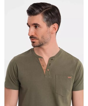 
Heren Poloshirt met knoopsluiting en suède detail – Donkergroen

 Op zoek naar een stoer én stijlvol T-shirt? Dit donkergroene heren T-shirt met knoopsluiting en suède inzet is de perfecte mix van comfort en uitstraling. Het T-shirt is gemaakt van 100% ademend katoen en heeft een klassieke pasvorm met korte mouwen. De knopen en het contrasterende suèdetrim zorgen voor een unieke, moderne touch. Ideaal voor een casual, sportieve look.

  
 *  Klassiek model met korte mouwen

  
 *  Ronde hals met ribboord en knoopsluiting

  
 *  Contrasterende inzet van suède-look stof