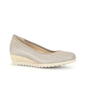 
Ontdek de ultieme combinatie van comfort en stijl met de Gabor Comfort dames ballerina pump, model 42.641. Deze schoen is ontworpen om de hele dag door te dragen, zonder concessies te doen aan elegantie.Met zijn tijdloze design en uitstekende pasvorm is deze ballerina pump een must-have voor elke moderne vrouw. Het buitenmateriaal van hoogwaardig leer zorgt voor duurzaamheid en een luxe uitstraling, terwijl de voering van textiel zorgt voor ademend vermogen en comfort.De lage hak van deze pump biedt stabiliteit en ondersteuning, terwijl het voetbed zorgt voor extra gemak. Of je nu naar het werk gaat, een avondje uit hebt gepland of gewoon een dagje wilt winkelen, met deze comfortabele ballerina pump loop je altijd in stijl.Kies voor de Gabor Comfort dames ballerina pump model 42.641.85 en ervaar het comfort en de elegantie waar Gabor om bekend staat. Bestel ze vandaag nog en geef je voeten de verzorging die ze verdienen.