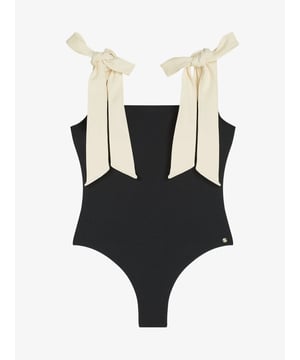 
Het JOSH V Daisy dames badpak in de kleur Black Creme White is een prachtig badpak voor de zomer. Het badpak is verrijkt met verstelbare strikbandjes in een contrasterende kleur. Het item is gemaakt van een crepe achtige kwaliteit met gerecycled polyester en stretch. Daarnaast is het badpak voorzien van een uitneembare padding bij de cups. Draag het badpak ook als top door het item te combineren met een zomerse pantalon of een shortje.
