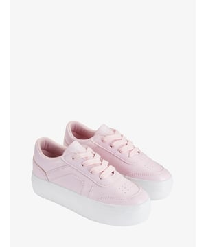 
De Adee Patty Sneakers in de kleur Pink Blossom hebben een hoge zool en een vetersluiting. De sneakers kun je perfect combineren met de bijpassende Adee outfit.