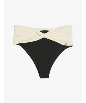 
Het JOSH V Lotus bikinibroekje in de kleur Black Creme White is gemaakt van gerecycled polyester en stretch met een crepe structuur. Het zwart-witte bikinibroekje is high waisted en verrijkt met een twist detail aan de voorzijde. Combineer het bikinibroekje perfect met de JOSH V Violina of Kalila bikinitop voor een prachtige bikini set.
