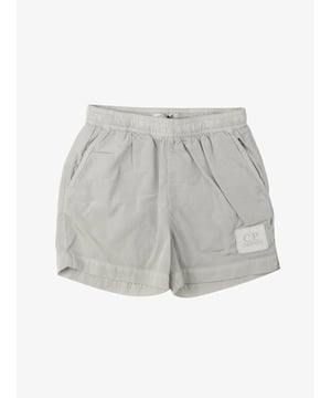 
De CP Company Junior Zwembroek in Frosted Ice heeft een elastieke tailleband met aantrekkoorden, steekzakken en een logo embleem. Combineer de zwembroek met het bijpassende CP Company shirt.