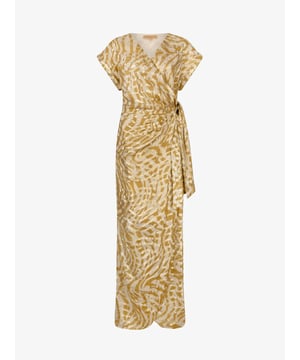 
De JOSH V Allois damesjurk in de kleur Gold is een lange overslagjurk met een zebrapatroon en goudkleurige lurex details. De V-hals en korte mouwen creÃ«ren een vrouwelijke uitstraling, terwijl de striksluiting in de taille zorgt voor een flatterende pasvorm. Het design en de subtiele glans maken deze maxi-jurk perfect voor zowel een feestelijke gelegenheid als een chique dagelijkse zomerlook. De lichte voering biedt extra comfort, terwijl het sprankelende all-over patroon een extra touch toevoegt. Draag de gouden jurk met hakken of sandalen voor een elegante look.
