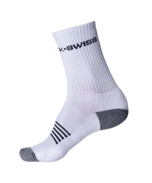 
K-SWISS Crew Sport Sokken

 Als sportexpert bij Herqua Sport weet ik hoe belangrijk de juiste sokken zijn tijdens het sporten. De K-SWISS Crew Sport Sokken in een stijlvolle witte kleur zijn ontworpen om jouw prestaties naar een hoger niveau te tillen. Gemaakt van hoogwaardig polyester, bieden deze sokken zowel comfort als ondersteuning, waardoor ze perfect zijn voor elke sportactiviteit. Of je nu aan het hardlopen bent, in de sportschool traint of een tenniswedstrijd speelt, deze sokken zorgen ervoor dat je voeten zich prettig voelen, ongeacht de intensiteit van je training.

 Waarom zijn goede sokken essentieel voor sporters?

 Een veelgestelde vraag is: "Wat maakt een paar sportsokken anders dan reguliere sokken?" Het antwoord ligt in de materialen en de constructie. K-SWISS sokken zijn speciaal ontwikkeld om wrijving te verminderen, blaren te voorkomen en een optimale ventilatie te bieden. Deze K-SWISS Crew Sport Sokken zijn niet alleen