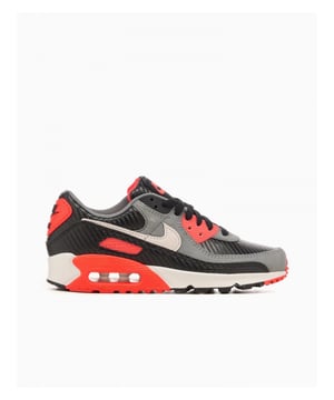 
De Nike Air Max 90 PRM Carbon Fibre (artikelnummer: HM9432-001) is een premium uitvoering van de iconische Air Max 90, uitgebracht in februari 2025. Deze editie combineert het klassieke ontwerp met moderne materialen en opvallende kleuraccenten.

Productbeschrijving
De Air Max 90 PRM Carbon Fibre blijft trouw aan zijn hardlooproots met de iconische wafelzool en zichtbare Max Air-demping. Het bovenwerk is uitgevoerd in Cool Grey leer, met zwarte spatbord en gestikte overlays. De opvallende Bright Crimson accenten op het merklogo, de eyestay, het hielplaatje en de Max Air-cassette geven de schoen een frisse uitstraling. 

De vernieuwde versie bevat een geweven, carbonfiber-geïnspireerd bovenmateriaal dat een moderne, gestructureerde uitstraling geeft en het lichte gewicht van het bovenwerk behoudt. 

Specificaties
Merk: Nike
Model: Air Max 90 PRM Carbon Fibre
Artikelnummer: HM9432-001
Kleurstelling: Black / Photon Dust / Cool Grey
Materiaal bovenwerk: Geweven mesh met leren overlays
Logo: Suède
Voering: Textiel
Zool: Rubber met wafelpatroon
Technologie: Zichtbare Max Air-demping in de hak
Release: 1 februari 2025

De Nike Air Max 90 PRM Carbon Fibre biedt een moderne interpretatie van een klassieker, met innovatieve materialen en gedurfde kleuraccenten. Deze editie is ideaal voor zowel verzamelaars als liefhebbers van stijlvol comfort. Met behoud van de iconische Max Air-demping en een vernieuwd bovenwerk, is dit model een must-have voor sneakerfans.