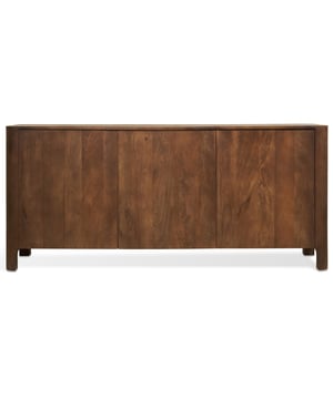 
Soms wil je een kast die gewoon zijn werk doet. En soms wil je nét iets meer. Het Nova dressoir doet beide. Met zijn royale formaat van 180 cm breed, 80 cm hoog en 45 cm diep is het een praktische opberger, maar dan wel één die wat toevoegt aan je ruimte. Het dressoir is gemaakt van mangohout, afgewerkt in een diepe kastanjebruine kleur die mooi speelt met daglicht. De nerven blijven zichtbaar, waardoor elk dressoir zn eigen karakter heeft. En dan komt de keuze: ga je voor een blad van hetzelfde mangohout rustig en natuurlijk of kies je voor het beige marmeren blad, dat iets verfijnds toevoegt zonder te overheersen? Achter de drie deuren vind je volop opbergruimte, netjes verdeeld over legplanken. Handig voor servies, kaarsen, tafellinnen of die opladers die altijd kwijt zijn. De massief houten poten zorgen ervoor dat het dressoir stevig staat, maar toch luchtig oogt. Nova voelt zich thuis in een lichte woonkamer, een gezellige eethoek of een ruime hal. Het is een kast die niet op de voorgrond hoeft, maar wel gezien mag worden. Afmetingen: 180 x 80 x 45 cm Bovenblad naar keuze: Mangohout of beige marmer Kleur: Bruin