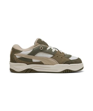
De sneakers van
 
  PUMA
 
 staan garant voor stijl en comfort, speciaal ontworpen voor wie graag actief en veelzijdig door het leven gaat. Dit model is een echte allemansvriend: geschikt voor dames, jongens én heren.


 Of je nu naar school gaat, een middagje de stad in plant of op zoek bent naar een comfortabele schoen voor dagelijks gebruik, deze sneaker biedt het allemaal. Dankzij het uitneembaar voetbed kun je de schoen eenvoudig aanpassen naar jouw persoonlijke comfort. Dit maakt de sneaker ideaal wanneer je eigen steunzolen wilt gebruiken. Het eigentijdse PUMA-ontwerp sluit perfect aan op veelzijdig gebruiksmomenten en combineert mode met gebruiksgemak. De sneaker is bovendien geschikt voor een brede doelgroep, waardoor het voor ieder gezinslid een goede keuze kan zijn. Vraag je je af of deze sneaker ademend is? Doordat het specifiek ingenomen materiaal niet genoemd is, kunnen wij daarover geen uitspraak doen.


 
  Geslacht: Dames, Jongens, Heren
 
 
  Uitneembaar voetbed: Ja