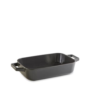 
<h2><strong>Habonne Baron Ovenschaal 30x20c</strong></h2>
<ul>
<li>Geschikt voor alle warmtebronnen</li>
<li>Vaatwasmachinebestendig </li>
<li>Niet geschikt voor de magnetron</li>
<li>Ook geschikt voor inductie </li>
<li>Materiaal: Gietijzer </li>
</ul>
<p><strong>Uitgebreide omschrijving</strong></p>
<p>Maak kennis met de Habonne Baron Ovenschaal, een essentieel keukenaccessoire dat niet alleen functionaliteit belooft, maar ook een vleugje elegantie toevoegt aan uw culinaire avonturen. Met een royale afmeting van 30x20 cm is deze ovenschaal perfect voor het bereiden en serveren van smaakvolle ovengerechten.</p>
<p>Vervaardigd uit hoogwaardig gietijzer, biedt deze ovenschaal niet alleen duurzaamheid maar ook een uitstekende warmteverdeling, wat resulteert in perfect bereide maaltijden. Geschikt voor alle warmtebronnen, inclusief inductie, biedt de veelzijdigheid van deze ovenschaal grenzeloze mogelijkheden in de keuken.</p>
<p>Het onderhoud van deze ovenschaal is een fluitje van een cent, dankzij de vaatwasmachinebestendigheid. Na het genieten van een heerlijke zelfgemaakte lasagne of gratin, plaatst u de ovenschaal gewoon in de vaatwasser voor een moeiteloze reiniging.</p>
<p>Let op: terwijl deze ovenschaal geschikt is voor diverse warmtebronnen, is hij niet geschikt voor gebruik in de magnetron. De Habonne Baron Ovenschaal combineert functionaliteit met stijl en biedt een verfijnde oplossing voor uw culinaire behoeften. Upgrade uw keuken met deze hoogwaardige, gietijzeren ovenschaal en ontdek de veelzijdigheid ervan bij het creëren van heerlijke gerechten voor uw dierbaren.</p>