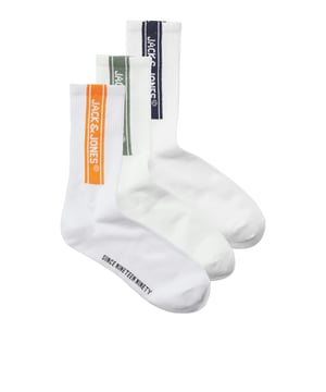 
De JACSETH sportsokken van Jack & Jones tillen je dagelijkse comfort naar een hoger niveau. Met hun retro-geïnspireerde look, opvallende logo-detail en sportieve pasvorm zijn deze tennissokken niet alleen functioneel, maar ook een echte stijlstatement. Ideaal voor in sneakers of onder een casual outfit.