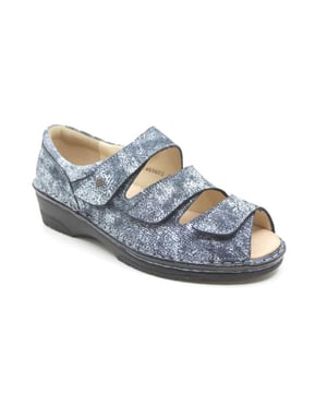 
Finn-Comfort sandalen zijn en van de beste comfort sandalen in Nederland. Geheel van leer, naadloos leer gevoerd en een stevige hielomsluiting. Deze sandalen zijn voorzien van een uniek uitneembaar voetbed van kurk met natuurleer bekleed.  Model Ischia valt klein. dus bestel een halve maat groter als uw schoenmaat.