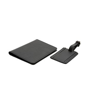 
Materiaal: PU, Gerecycled. Vrij van gechloreerde paraffine. Hoogte: 2.5cm. Lengte: 15,3cm. Breedte: 17.1cm. Inhoud: 1 bagagelabel, 1 paspoorthoes. Compartimenten: 4 Kaartcompartimenten. Duurzaamheid: Amfori, BSCI, FSC-gecertificeerd, GRS-gecertificeerd. Voldoet aan veiligheidsnorm: Cadmium getest, Ftalaten getest, REACH. Verpakking: Geschenkdoos. Ontwerp: Eenvoudig.
