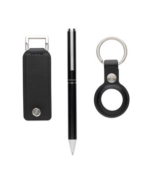 
Materiaal: polyurethaan, gerecycled aluminium. Hoogte: 15cm. Lengte: 10cm. Breedte: 2.5cm. Ontwerp: Logo, eenvoudig. Verpakking: Geschenkdoos. Inhoud: 1 sleutelorganiser, 1 sleutelhanger, 1 pen. Duurzaamheid: Amfori, BSCI, Gemaakt van gerecycled materiaal, RCS-gecertificeerd. Draaigreep.
