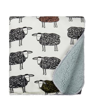 
Stof: Donzig, Sherpa, Zacht aanvoelend. Materiaal: PET, Polyester. Lengte: 170cm. Breedte: 130cm. Hoogte: 0,4 cm. Ontwerp: Schapen. 240 g/m². Duurzaamheid: Amfori, BSCI, GRS gecertificeerd, gemaakt van gerecycled materiaal, Oeko-Tex Standaard 100 gecertificeerd. AZO-vrij. Voldoet aan veiligheidsnorm: EN 14184-1, REACH. Verpakking: Geschenkdoos.