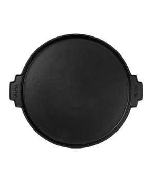 
Materiaal: Gietijzer. Afwerking: Geëmailleerd. Voedselveilig. Geschikt voor: Alle kookplaten. Lengte: 35cm. Breedte: 30cm. Hoogte: 2cm. Inhoud: 1 koordzak. Duurzaamheid: Amfori, BSCI. Ontwerp: Eenvoudig.