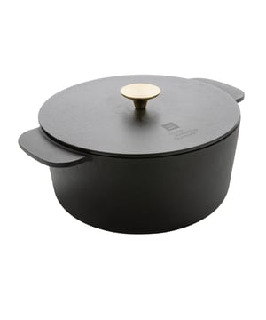 
Materiaal: IJzer, roestvrij staal. Voedselveilig. Inhoud: 5.2L. Geschikt voor: Alle kookplaten, inductiekookplaten, gebruik in de oven. Lengte: 33cm. Breedte: 26cm. Hoogte: 15cm. Draaghandvat. Voldoet aan veiligheidsnorm: EG 1907/2006. Ontwerp: Geëmailleerd, Effen. Duurzaamheid: FSC-gecertificeerd, REACH.