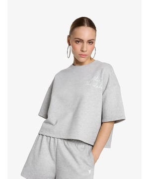 
Alix The Label dames crop sweater met korte mouwen en crop model.
Relaxed t-shirt cut from a soft sweat fabric.
Featuring an 'ALIX THE LABEL' artwork at the chest and a small bull on the back.
Combine with my matching shorts for a comfy look.
47% Cotton / 33% Polyester / 20% Modal
30 Degrees care wash
Relaxed fit
Short sleeve
Rib trimming at the neckline
Round neckline