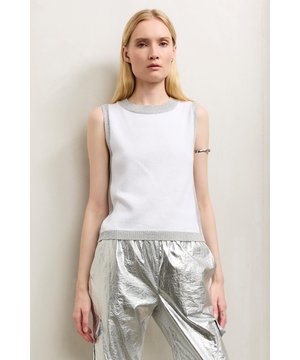 
De Cotton Viscose (BDC 25062) van JANE LUSHKA is een gebreide mouwloze top met ronde hals. De hals en zijkanten van de top zijn afgewerkt net glinsterende lurex randje. De top heeft een rechte pasvorm, valt op de heup en is uitgevoerd in de kleur White.<br /><br />De stofsamenstelling van deze fijngebreide top is gemaakt van Katoen en Viscose.