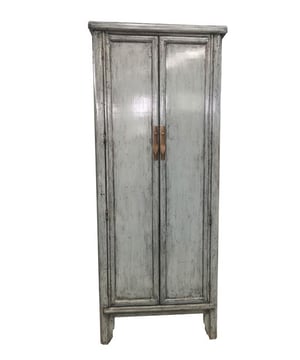 
Op zoek naar een echte blikvanger voor je interieur? De Livingfurn Kabinetkast Icons is meer dan alleen een opbergmeubel; het is een statement piece dat luxe en verfijning toevoegt aan elke ruimte. Deze prachtige vitrinekast combineert functionaliteit met een artistieke uitstraling, waardoor het een tijdloze toevoeging aan je huis is. De Icons collectie staat bekend om haar opvallende designs, en deze kast is daar geen uitzondering op. Geniet van de royale opbergruimte en de unieke charme die deze kast te bieden heeft.De Kabinetkast Icons is vervaardigd uit hoogwaardig elmhout, bekend om zijn duurzaamheid en mooie nerfstructuur. De kast is afgewerkt met een schitterende hoogglans grijsgroene lak, gecombineerd met elegante goudkleurige details die een luxueuze uitstraling creëren. Deze combinatie maakt de kast niet alleen functioneel, maar ook een ware decoratie voor je woonkamer, eetkamer of hal. De kast wordt gedemonteerd geleverd, maar met de bijgeleverde handleiding en montagehardware is de montage eenvoudig zelf te doen. Combineer deze kast met andere meubels uit de Icons collectie voor een harmonieus en stijlvol interieur.MerkLivingfurnCollectieIconsKleurGrijs (hoogglans grijsgroen gelakt)MateriaalElmhoutAantal deurenTweeAfmetingen95 cm breed x 45 cm diep x 220 cm hoogMaximum draagvermogen per plank50 kgArtikelnummer02.0571.01