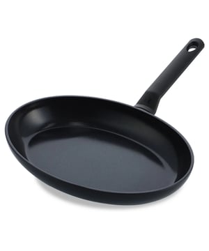 
<h2>BK Easy Induction Vispan - 32 cm</h2>
<ul>
<li>PFAS-vrij</li>
<li>Ovengeschikt tot 160°C</li>
<li>Geschikt voor de vaatwasser</li>
<li>Bodemdiameter 24cm</li>
<li>Gelijkmatige warmteverdeling</li>
<li>Koudgreep(Behalve op gas)</li>
</ul>
<p> </p>
<p><strong>Uitgebreide omschrijving</strong></p>
<div class="flex-1 overflow-hidden">
<div class="react-scroll-to-bottom--css-bojdu-79elbk h-full">
<div class="react-scroll-to-bottom--css-bojdu-1n7m0yu">
<div class="flex flex-col text-sm pb-9">
<div class="w-full text-token-text-primary" data-testid="conversation-turn-3">
<div class="px-4 py-2 justify-center text-base md:gap-6 m-auto">
<div class="flex flex-1 text-base mx-auto gap-3 md:px-5 lg:px-1 xl:px-5 md:max-w-3xl group final-completion">
<div class="relative flex w-full flex-col agent-turn">
<div class="flex-col gap-1 md:gap-3">
<div class="flex flex-grow flex-col max-w-full">
<div class="min-h-[20px] text-message flex flex-col items-start gap-3 whitespace-pre-wrap break-words [.text-message+&]:mt-5 overflow-x-auto" data-message-author-role="assistant" data-message-id="205d2097-f6d0-4f47-a5b1-f8cb620fba2f">
<div class="markdown prose w-full break-words dark:prose-invert dark">
<p class="" data-start="0" data-end="546">De BK Easy Induction Vispan van 32 cm is ideaal voor het bereiden van vis, maar ook voor andere ingrediënten zoals groenten of vlees. Dankzij de ovale vorm past een hele vis perfect in de pan, zonder dat je hoeft te snijden of proppen. De pan is gemaakt voor inductie, maar werkt ook op andere warmtebronnen zoals elektrisch, keramisch of gas. Let op: de handgrepen blijven koel tijdens het koken, behalve wanneer je de pan op gas gebruikt. Door de gelijkmatige warmteverdeling wordt de vis mooi gaar, zonder dat delen aanbranden of koud blijven.</p>
<p class="" data-start="548" data-end="1173">De pan is PFAS-vrij, wat betekent dat er geen schadelijke stoffen vrijkomen tijdens het koken. Dat is beter voor jouw gezondheid en het milieu. Je kunt de pan ook gebruiken in de oven, tot een temperatuur van 160 graden. Zo kun je een gerecht eerst aanbraden op het fornuis en daarna rustig laten garen in de oven. Na gebruik mag de pan gewoon in de vaatwasser, al blijft hij het mooist als je hem met de hand afwast. De bodem heeft een diameter van 24 cm en is geschikt voor veel soorten kookplaten. Met de BK Easy Induction Vispan haal je een betrouwbare en gebruiksvriendelijke pan in huis voor al je visgerechten en meer.</p>
</div>
</div>
</div>
</div>
</div>
</div>
</div>
</div>
</div>
</div>
</div>
</div>