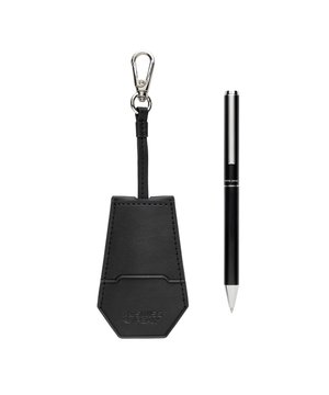 
Materiaal: PU, Gerecycled, Gerecycled Aluminium. Hoogte: 15cm. Lengte: 8.5cm. Breedte: 2cm. Ontwerp: Logo, eenvoudig. Verpakking: Geschenkdoos. Inhoud: 1 Houder, 1 Pen. Duurzaamheid: Amfori, BSCI, RCS gecertificeerd.