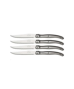 
Steakmessen die indruk makenBij elk diner wil je dat je messen net zo indrukwekkend zijn als het gerecht dat je serveert. Met de Buccan 4-delige zilveren steakmessenset voeg je stijl en functionaliteit toe aan je tafel, terwijl je met gemak door elk stuk vlees snijdt.Belangrijke Kenmerken Duurzaam RVS lemmet: Het roestvrijstalen lemmet zorgt voor langdurige scherpte en precisie bij het snijden. Klassiek RVS handvat: Het handvat is volledig gemaakt van roestvrij staal voor extra stevigheid en een klassieke uitstraling. Strak en tijdloos design: De zilveren afwerking combineert modern en traditioneel voor elk type diner. Luxe magnetische opbergdoos: De set wordt geleverd in een zwarte magnetische doos, ideaal voor opbergen of als cadeau. Nooit meer slijpen: Het hoogwaardige RVS garandeert langdurige scherpte, zonder dat je de messen hoeft te slijpen. Duurzaam RVS lemmetDeze steakmessen zijn vervaardigd met een roestvrijstalen lemmet dat zorgt voor een langdurig scherpe snijrand. Hierdoor kun je moeiteloos je vlees snijden, zonder het te scheuren of te pletten.Tijdloos RVS handvatHet handvat van de messen is gemaakt van roestvrij staal, wat niet alleen zorgt voor een klassieke uitstraling maar ook voor extra stevigheid en duurzaamheid tijdens het snijden.Moderne en traditionele uitstralingMet hun strakke zilveren afwerking combineren de messen modern design met een traditionele look. Perfect voor zowel formele diners als alledaagse maaltijden.Magnetische opbergdoosDe set wordt geleverd in een luxe zwarte magnetische doos. Dit maakt de set niet alleen gemakkelijk op te bergen, maar ook perfect om cadeau te geven voor verjaardagen, kerst of andere gelegenheden.Altijd scherp, nooit slijpenDankzij de kwaliteit van het roestvrij staal blijven de messen langdurig scherp. Je hoeft je dus nooit meer zorgen te maken over het regelmatig slijpen van je messen.Kortom, de Buccan 4-delige steakmessenset biedt een perfecte combinatie van stijl en functie, ideaal voor elke vleesliefhebber die wil genieten van een moeiteloze snijervaring met een stijlvolle touch. Merk: Buccan BBQ Kleur: Zilver