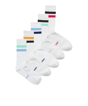 
De sportsokken van Jack & Jones uit de JACTIRANA-serie combineren retro stijl met modern comfort. Deze 5-pack bevat witte tennissokken met kleurrijke strepen, perfect voor een sportieve of casual look. De zachte, gebreide stof biedt een ademende pasvorm, terwijl de elastische boord zorgt dat de sokken goed blijven zitten – zowel op het veld als daarbuiten.