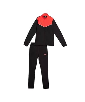 
100% Polyester. Ontwerp: Contrast, Logo. Zakken: 2 Zijzakken. Taillelijn: Tekenkoord. Manchet: Elastiek. Mouwtype: Met lange mouwen. Halslijn: Staande Kraag. Sluiting: Volledige rits, aan te trekken. Inhoud: 1 broekje, 1 jasje. Flexibel. 16 Jaar: 37 in.