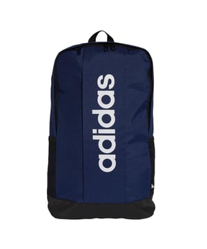 
Vulling: 100% polyethyleen. Voeringmateriaal: 100% gerecycleerd polyester. Buitenmaterialen: 100% gerecycleerd polyester. Hoogte: 46cm. Breedte: 26.5cm. Inhoud: 22.5L. Diepte: 14cm. Zakken: 1 voorzak, rits, 2 zakken van gaas, zijzak. Compartimenten: 1 Hoofdcompartiment. Verstelbare schouderriem, handvat, gecoate basis. Ontwerp: Logo, eenvoudig. Bevestiging: Tweewegrits.