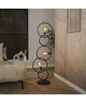
De vloerlamp Loop is uitgevoerd in metaal met een artic black finish. Het ontwerp bestaat uit meerdere metalen lussen die in hoogte verspringen en samen een grafisch lijnenspel vormen. De drie lichtbronnen zijn speels verdeeld over de constructie. De lamp is onderdeel van de Loop serie.Over het merkWij zijn continu bezig met het samenstellen van stoere collecties die naast functioneel ook nog is heel trendy zijn. Veel van ons assortiment is zo ontworpen dat het leuk bij elkaar staat in elke kamer, daarom raden wij zeker aan om even een kijkje te nemen in ons assortiment voor leuke matchende items! - Afmeting: - Kleur: Zwart - Materiaal: Metaal