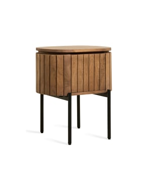 
Alsof hij er al jaren stond, zo natuurlijk voegt het Mokka nachtkastje zich in je slaapkamer. Gemaakt van mangohout dat nog net een beetje leeft, met die karakteristieke latjes aan de voorkant die je direct herkent uit de Mokka serie. De hoeken zijn rond, geen scherpe lijnen, alles oogt zacht en vriendelijk. Met zijn formaat van 50 x 30 x 45 cm staat hij precies goed naast je bed. Hoog genoeg voor je boek of dat glas water dat je daar altijd neerzet. Achter het deurtje kun je moeiteloos je opladers, notities of leesbril kwijt. Het kastje rust op ronde metalen pootjes die het optillen van de grond, zodat het lijkt alsof hij bijna zweeft. Er zijn twee tinten: donkerbruin als je kamer wel wat extra warmte kan gebruiken, lichtbruin als je liever een frisse, rustige basis hebt. Hoe dan ook, je hebt meteen het gevoel dat hij bij je hoort. Afmetingen: 50x30x45cm Kleur: Lichtbruin
