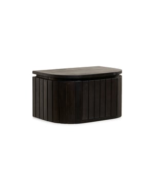 
Het hangende Mokka nachtkastje is net zo eigenwijs als handig. Hij hangt stevig aan de muur, waardoor de vloer vrij blijft en je kamer opener lijkt. Ook hier zie je het mangohout met die mooie latjes die licht en schaduw vangen, en de ronde hoeken die het kastje een vriendelijke uitstraling geven. Met zijn 25 x 30 x 45 cm is hij net wat kleiner, maar groot genoeg om achter het deurtje je spullen te bewaren die anders op een stapeltje zouden eindigen. Het bovenblad biedt plek aan je wekker, een leeslampje of gewoon je telefoon. En het fijne: het bevestigingsmateriaal krijg je er direct bij, zodat hij stevig hangt vanaf het eerste moment. Je kunt kiezen voor donkerbruin of lichtbruin, precies wat het beste past bij hoe jij je slaapkamer het liefst ziet. Het Mokka nachtkastje hangt er niet zomaar, het maakt de ruimte echt af. Afmetingen: 25x30x45cm Kleur: Donkerbruin